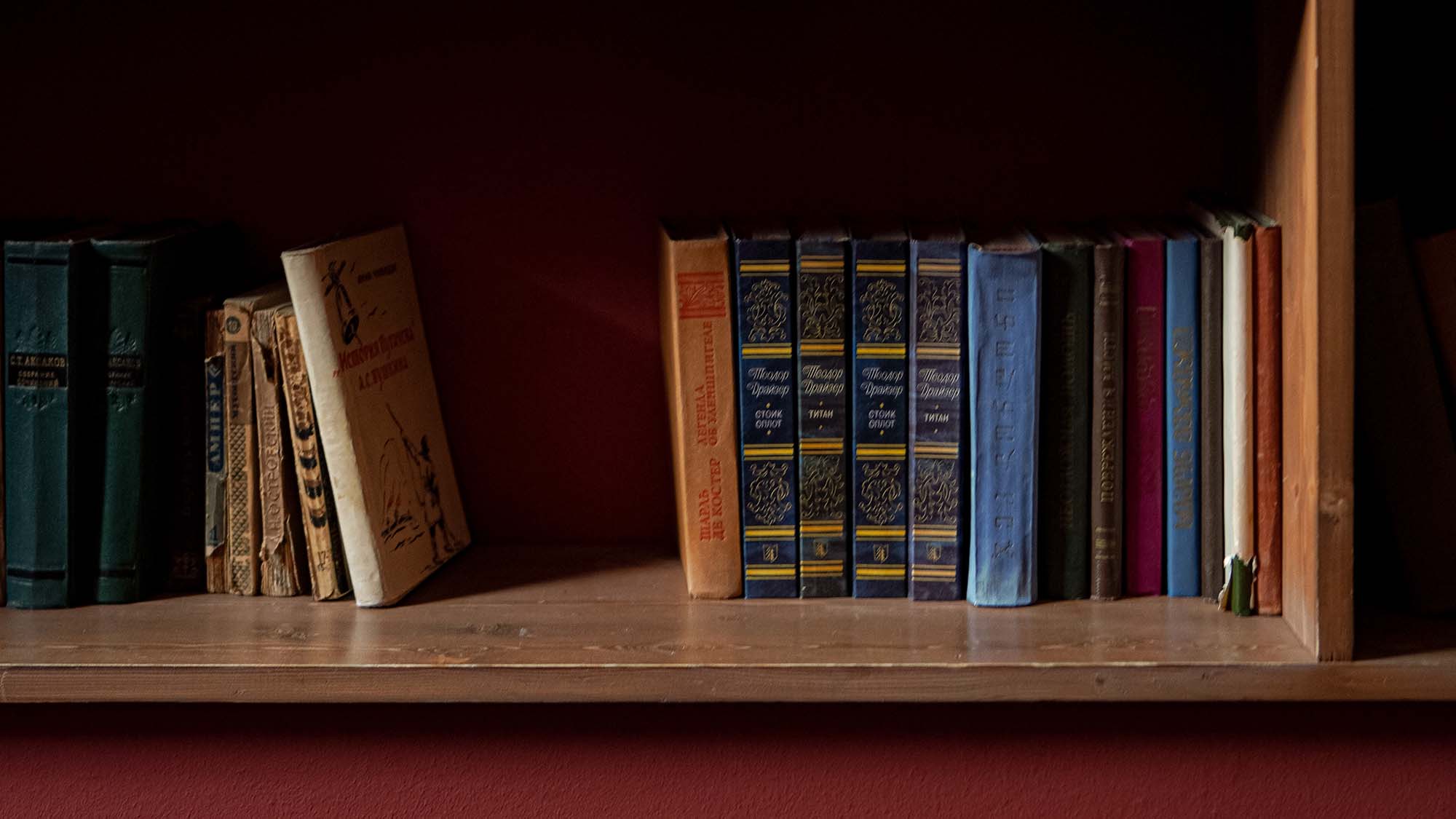 bookcase_phone